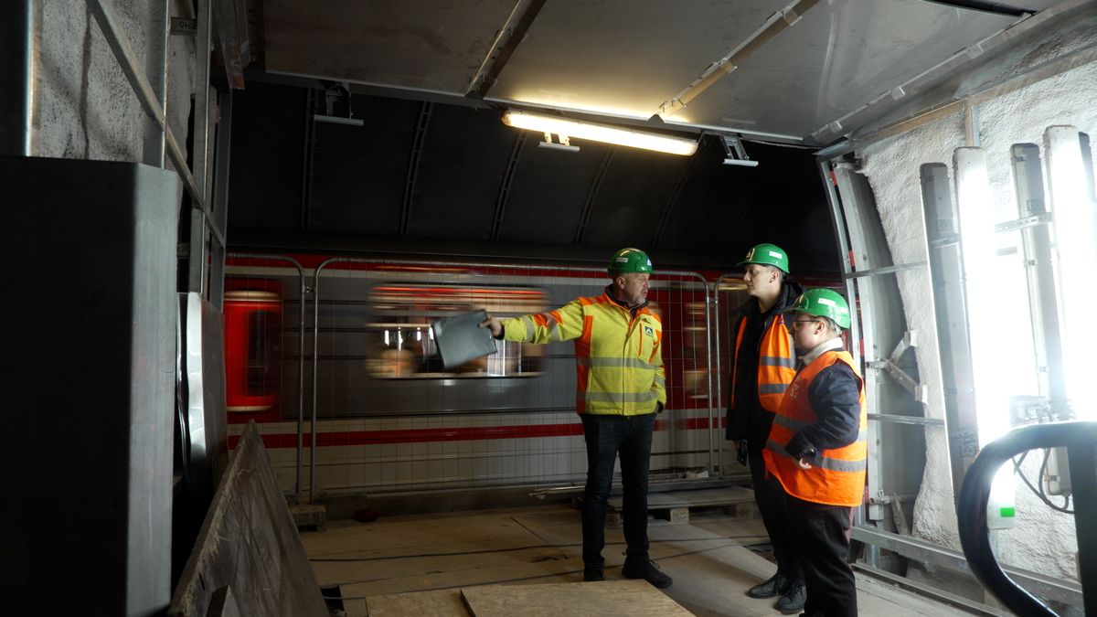 Stanice Českomoravská získala nejtěžší eskalátory světa. Zvládnout mají davy mířící za sportem i koncerty